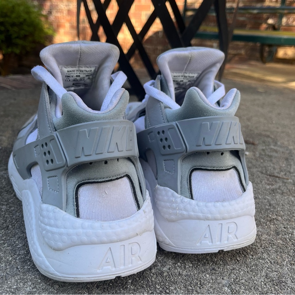 Men’s Nike Size 11.5 Air Huarache Gray White Sneakers *fits like 11! - Picture 4 of 5